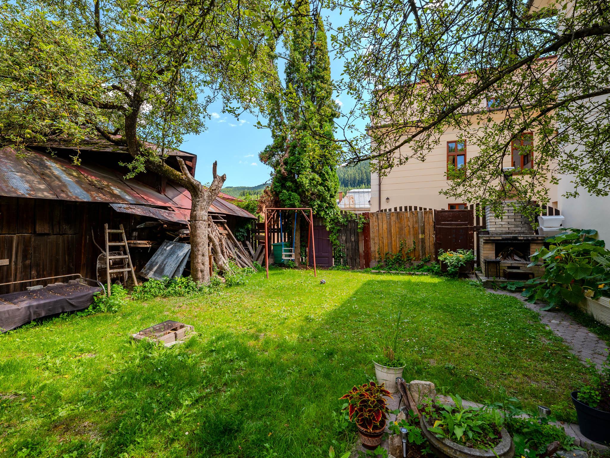 Rozsiahly rodinný dom s garážou + útulný apartmán Gelnica 🏡