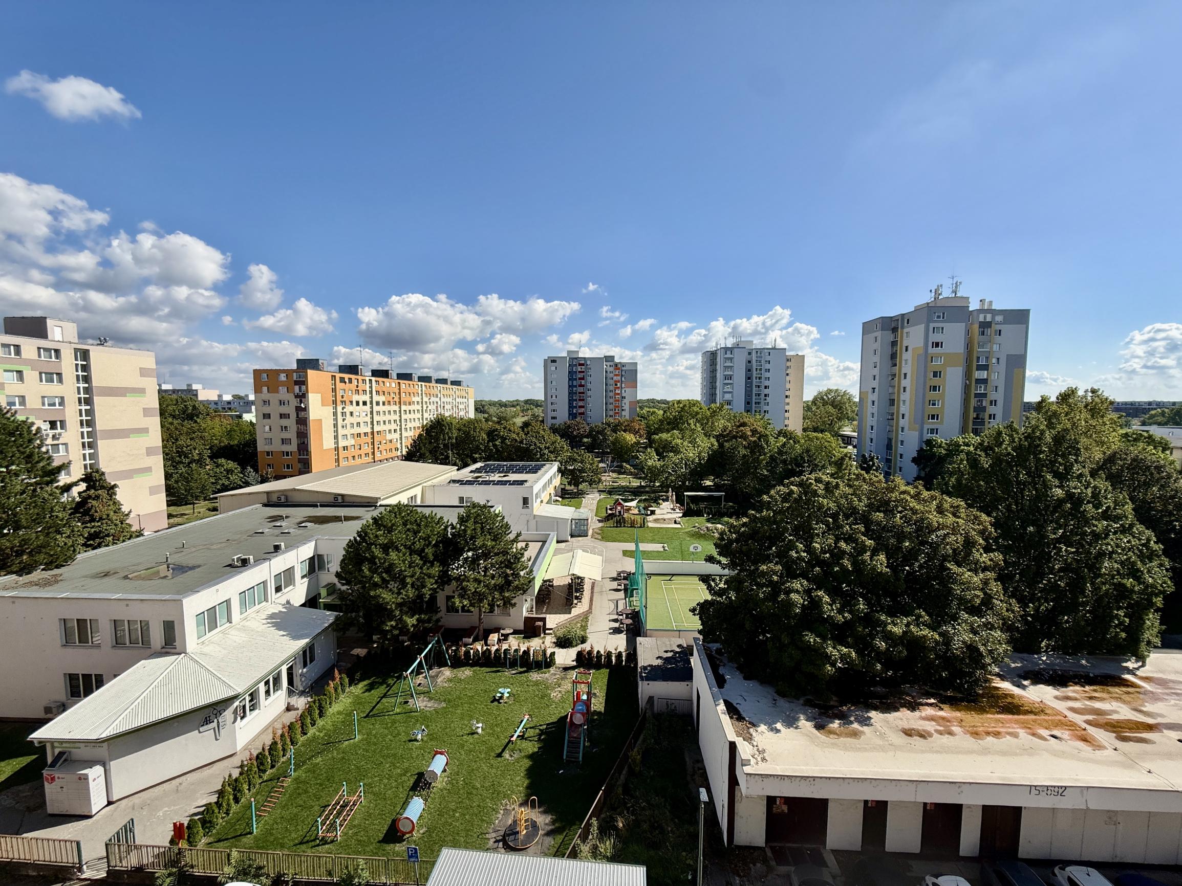 4-IZBOVÝ BYT S BALKÓNOM | PETRŽALKA – HUMENSKÉ NÁMESTIE