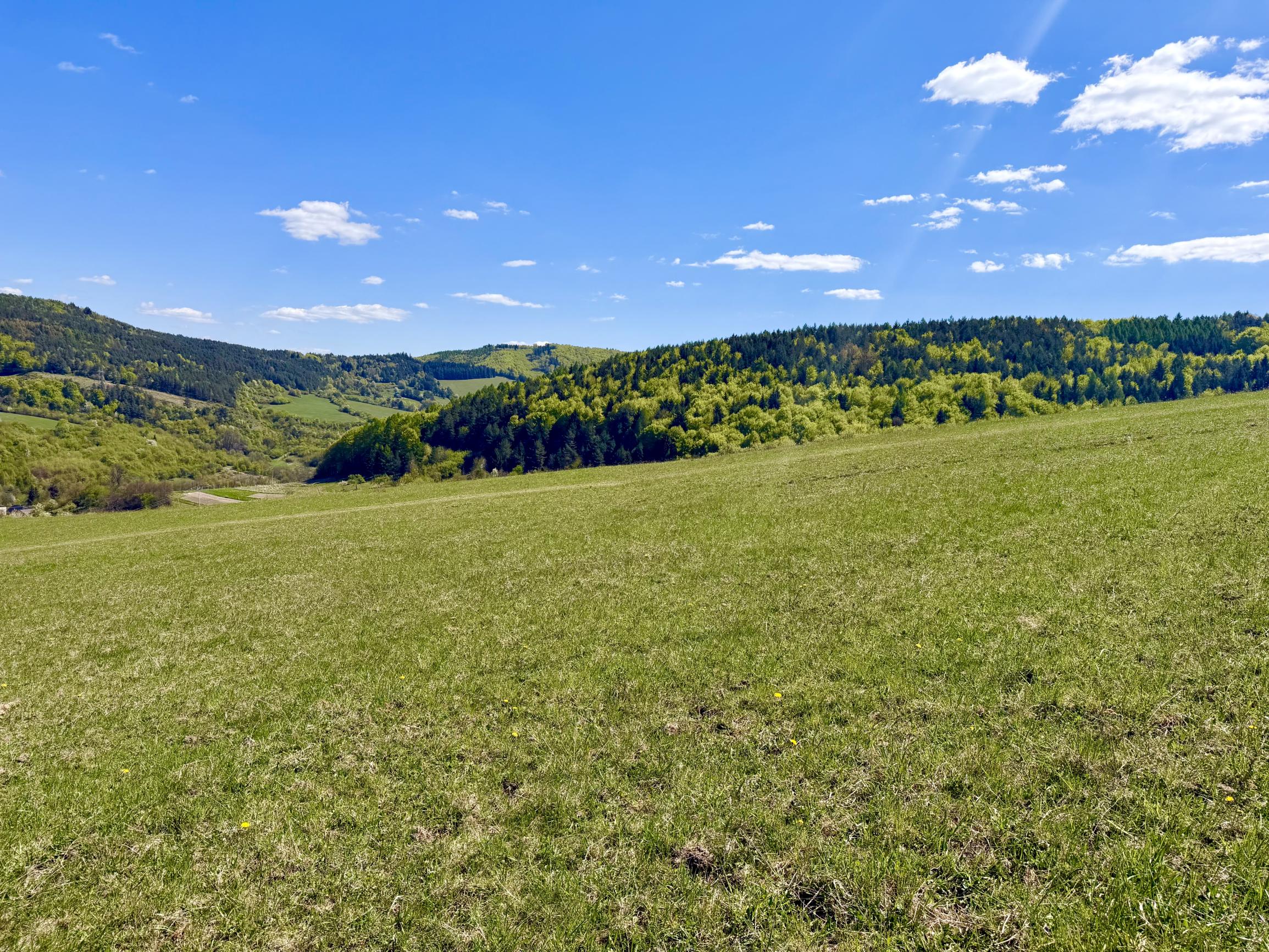 Väčší rekreačný pozemok s výhľadom nad obcou Zubák, o.Púchov
