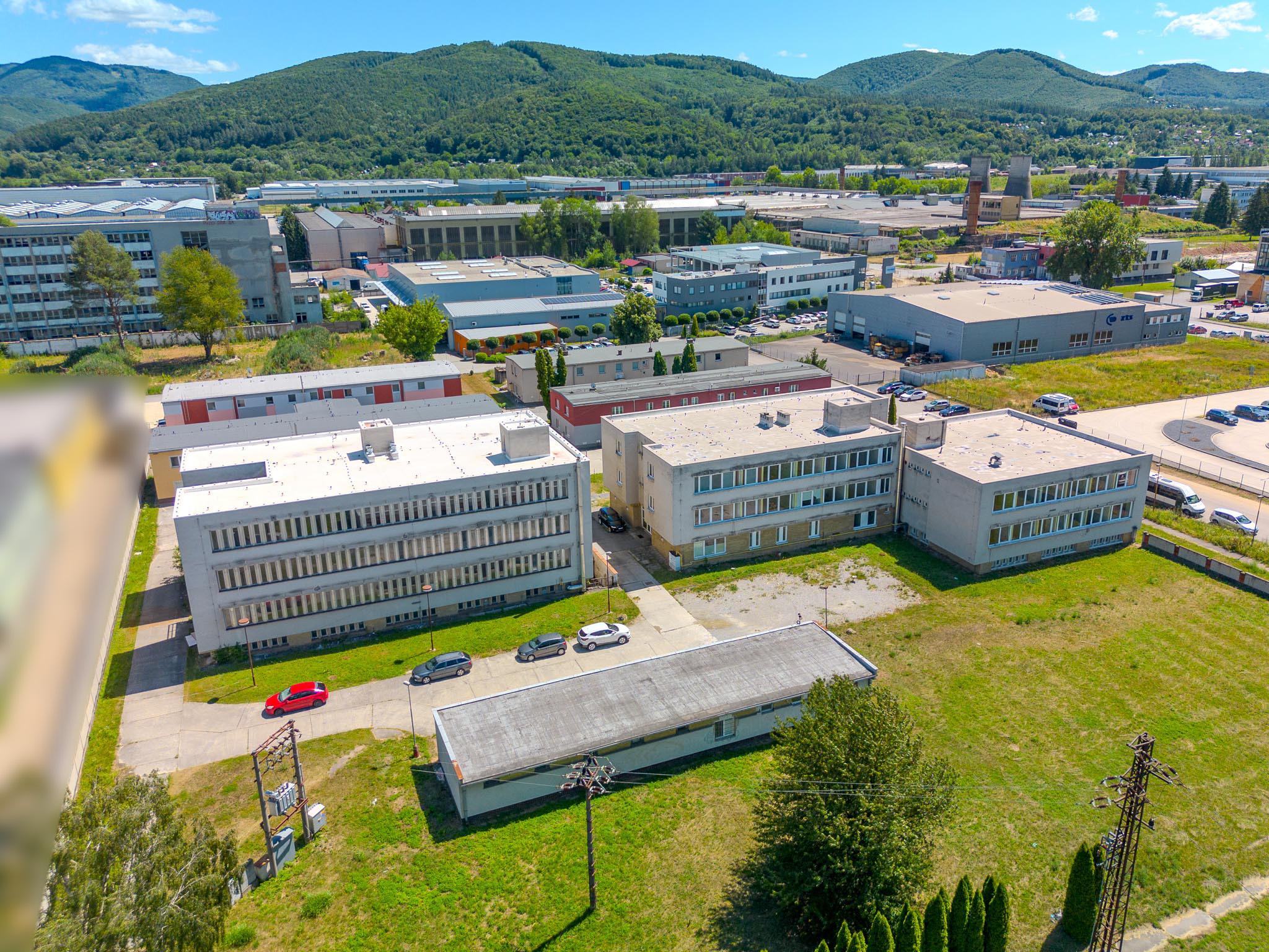 Komerčný objekt 5 garáží + administratíva, Dubnica nad Váhom