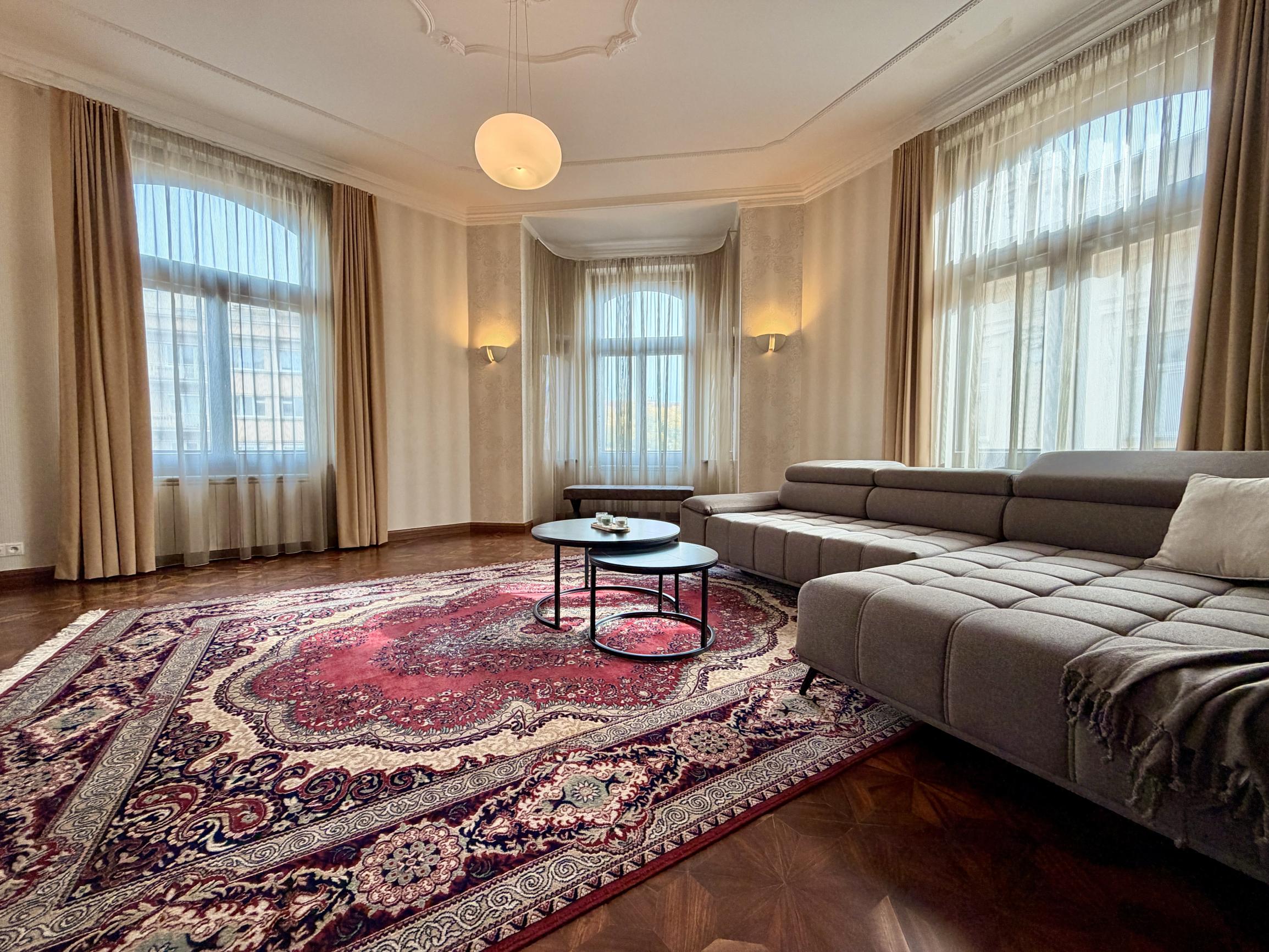 Na prenájom luxusný 3,5-izbový byt s parkovaním, Staré mesto
